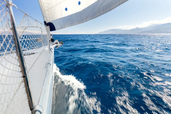 Zeilen Met Frisse Snelheid Wind Uitzicht Vanaf Het Jachtdek Naar — Stockfoto