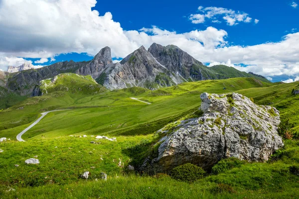 Sommerzeit Gebirgsgrünen Tal Landschaft Mit Straße Sommertag Den Dolomiten Europareise — Stockfoto