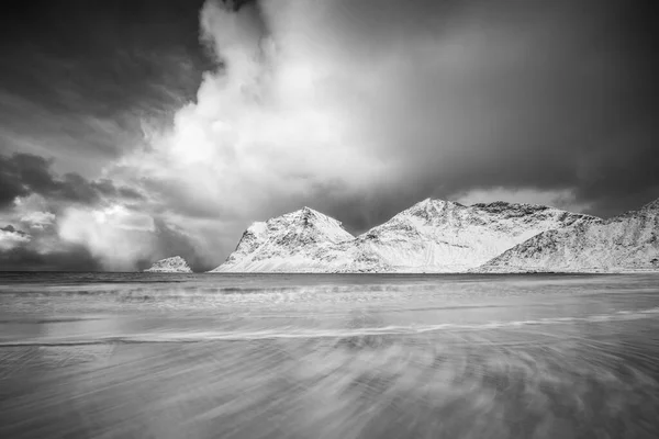Denizde Dağlarda Kış Fırtınası Dramatik Bulutlar Uzun Dalgalar Kuzey Norveç — Stok fotoğraf