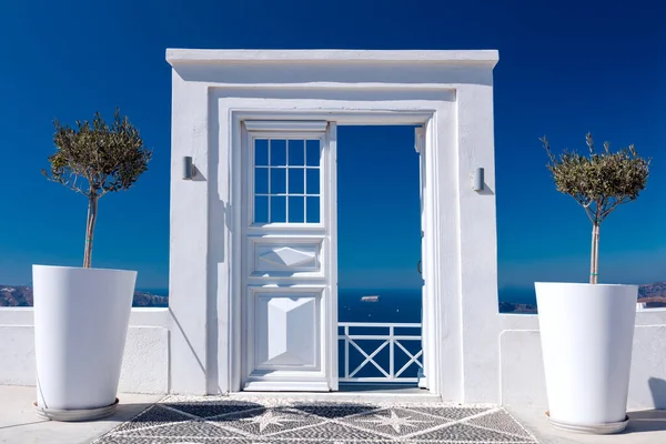 าและส ขาว Idyllic ประต ขาว ประต อทางเข าของว วทะเลบนเกาะ Santorini — ภาพถ่ายสต็อก