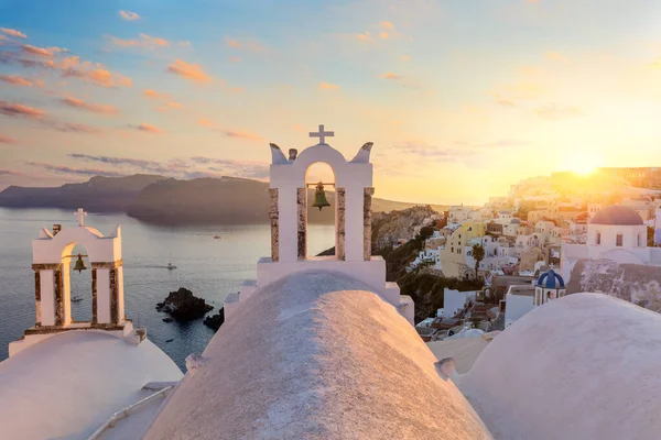 Romantický Západ Slunce Slavném Ostrově Santorini Oblouk Zvonkem Bílými Domy — Stock fotografie