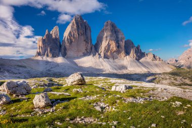 Güzel bir sabah Tre Cime di Lavaredo Dağlarında mavi gökyüzü, Dolomitler Alpleri, İtalya