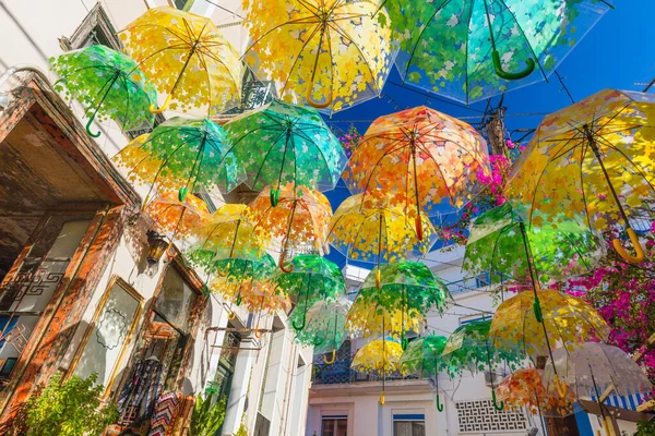 夏の晴れた日に旧市街の異なる色の傘で飾られたアメージングストリート エーギナ島 ギリシャ ヨーロッパ — ストック写真