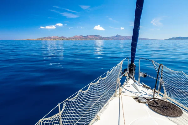 Yelkenli Tekne Yat Adanın Yakınındaki Açık Mavi Denizde Yat Sakin — Stok fotoğraf