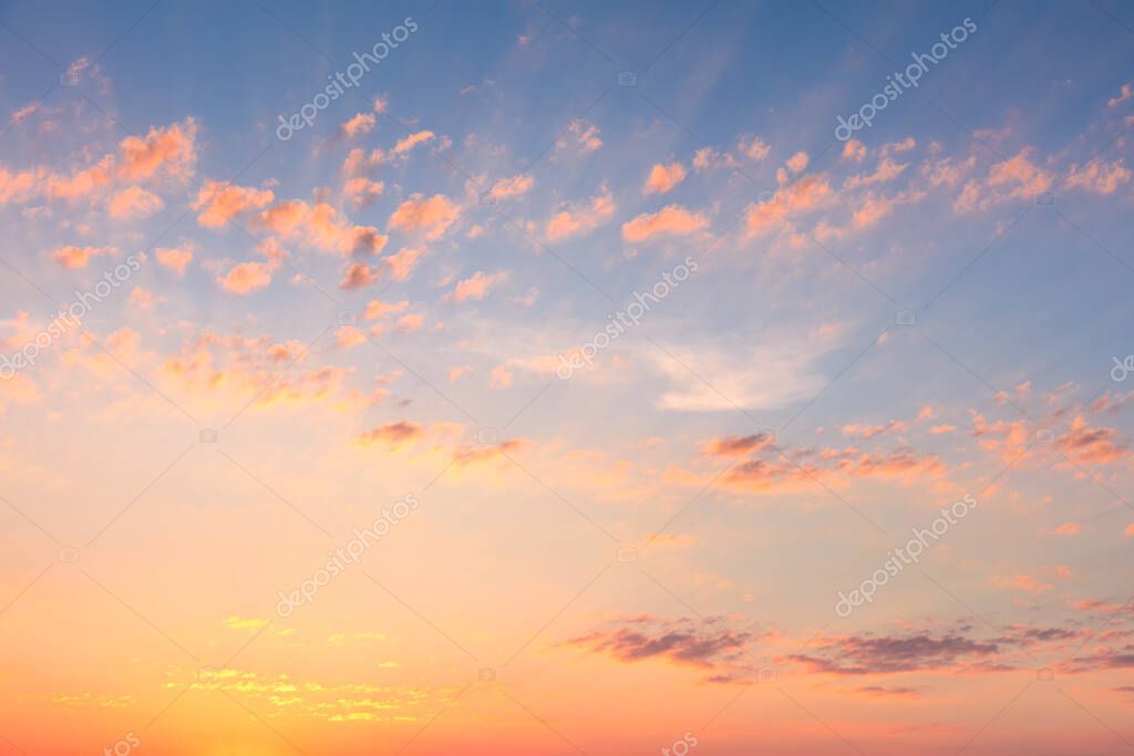 Bello Sfondo Cielo Tramonto Sunrise Cielo Con Nuvole Luce Sole Foto stock di a taiga 376569170