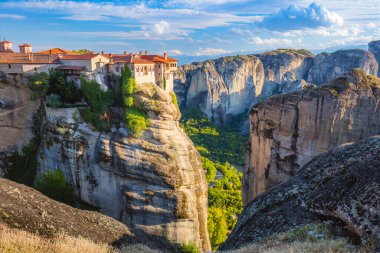 Meteora manastırları. Varlaam 'ın Kutsal Manastırı' nın panoramik manzarası yüksek kayaların kenarına yerleştirilmiş. Meteora bölgesi UNESCO Dünya Mirası 'nda yer almaktadır. Yunanistan, Avrupa