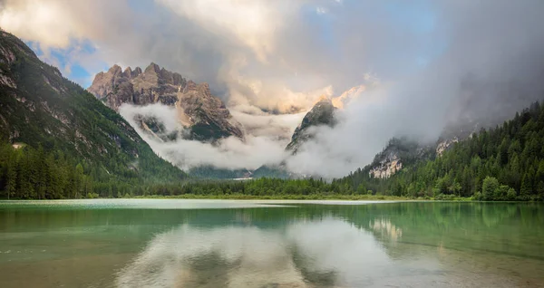 Schöne Aussicht Auf Den Wilden Gebirgssee Nebligen Morgen Naturlandschaft Lago — Stockfoto