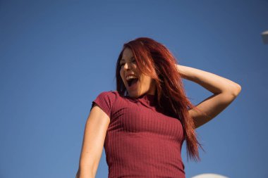 Kızıl saçlı kız poz.