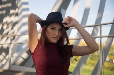 Kızıl saçlı kız poz.