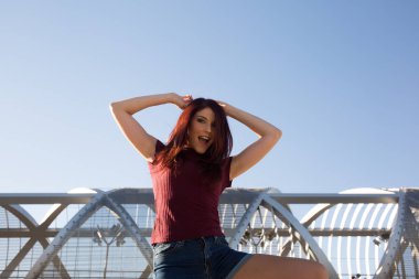 Kızıl saçlı kız poz.