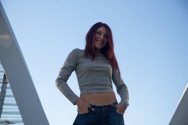 Kızıl saçlı kız poz.