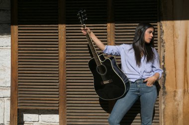 Kız poz bir gitar ile