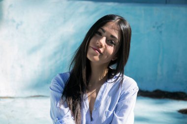 Kız poz bir yüzme havuzunda