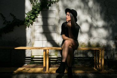 hippi kız bir bahçede poz