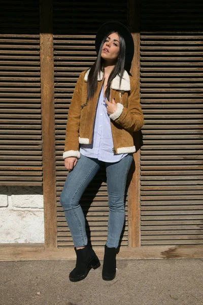 Menina posando em uma porta — Fotografia de Stock