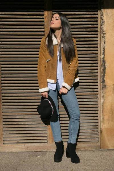 Menina posando em uma porta — Fotografia de Stock