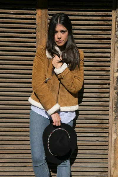 Menina posando em uma porta — Fotografia de Stock