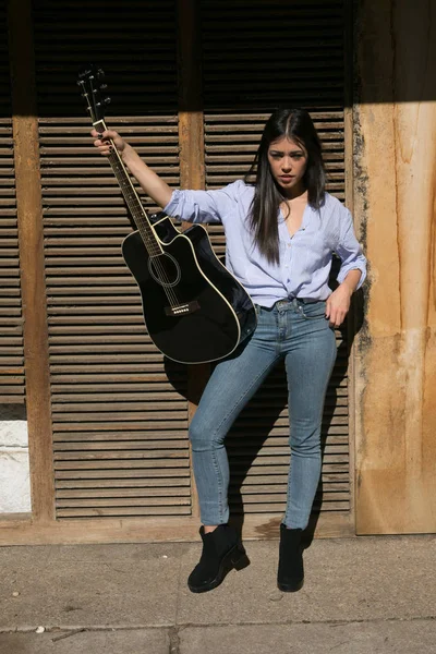 Kız poz bir gitar ile