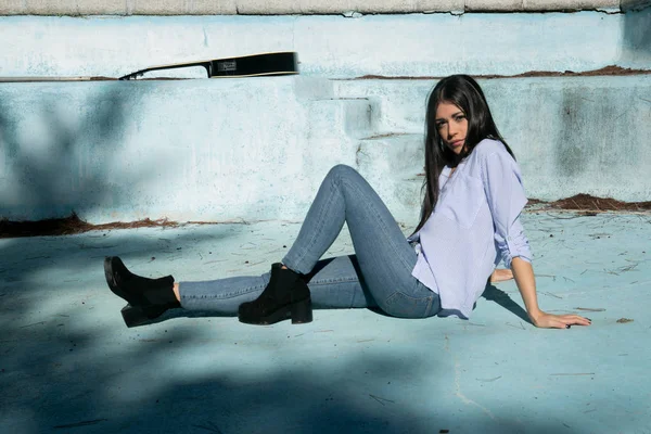 Chica con una guitarra —  Fotos de Stock