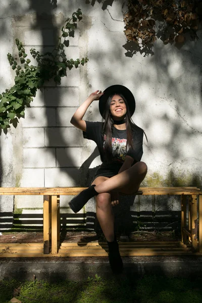 Hipster menina posando em um jardim — Fotografia de Stock