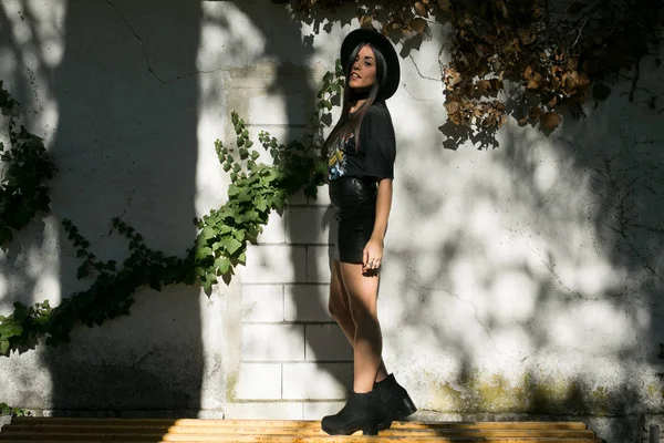 Hipster chica posando en un jardín — Foto de Stock