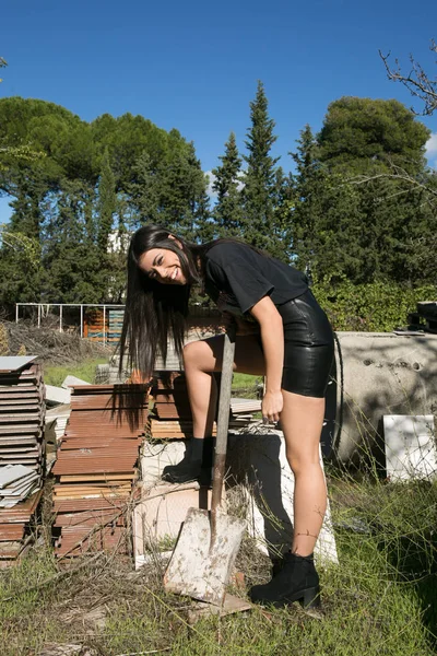 Hipster menina posando em um jardim — Fotografia de Stock