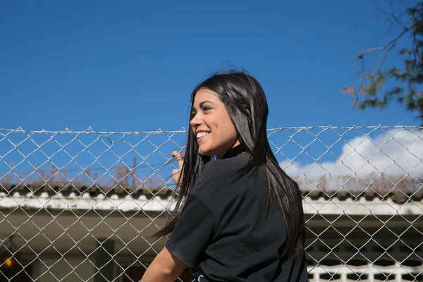 Hipster ragazza in posa nel cielo blu — Foto Stock