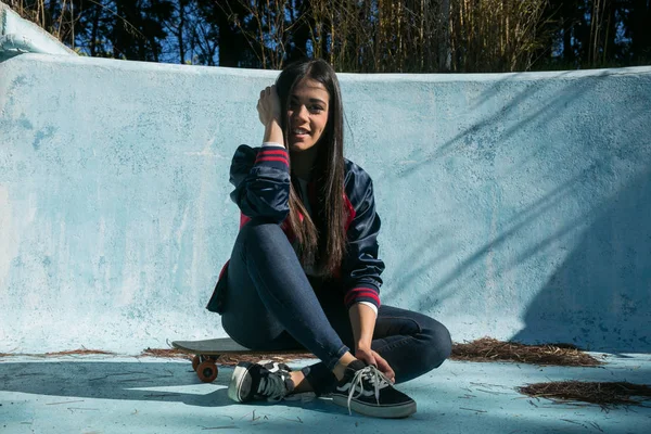 Skate gir pose na piscina — Fotografia de Stock