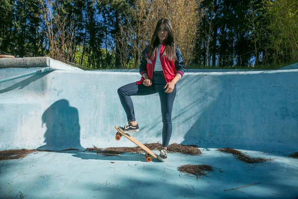 Skate gir pose na piscina — Fotografia de Stock