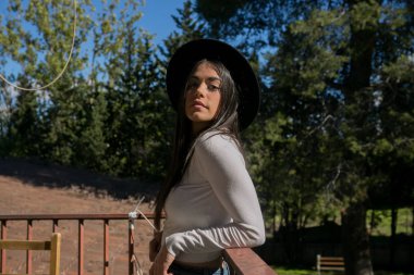 hippi kız bir balkonda poz