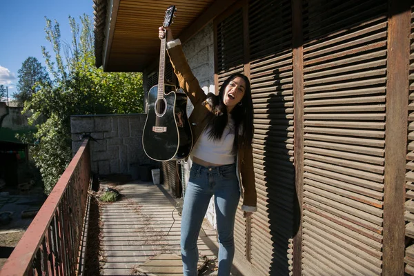 Cowgirl posando com guitarra — Fotografia de Stock