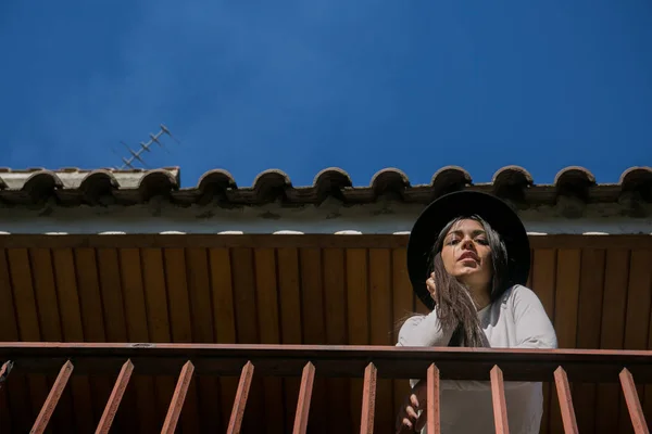 Hipster menina posando em uma varanda — Fotografia de Stock