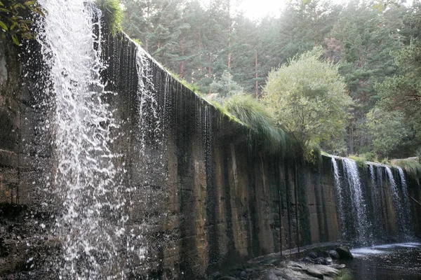 Vattenfall i skogen — Stockfoto