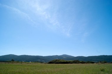 Bir mountain yakınındaki kırsal manzara