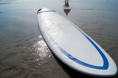 Plajı'nda sörf tablo