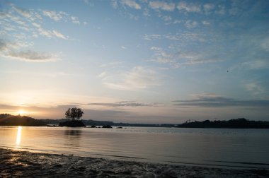 Günbatımı River Island üzerinde