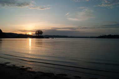 Günbatımı River Island üzerinde