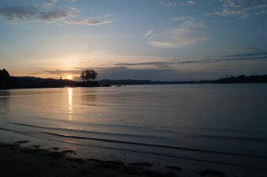 Günbatımı River Island üzerinde