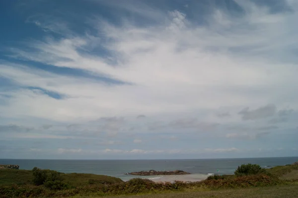 Błękitne niebo plaża — Zdjęcie stockowe