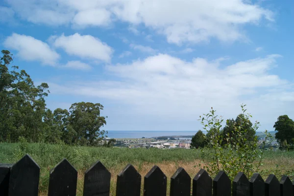 Staket gård med mulen himmel — Stockfoto