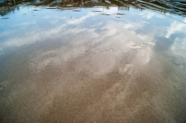 Réflexion de l'eau sur la plage — Photo