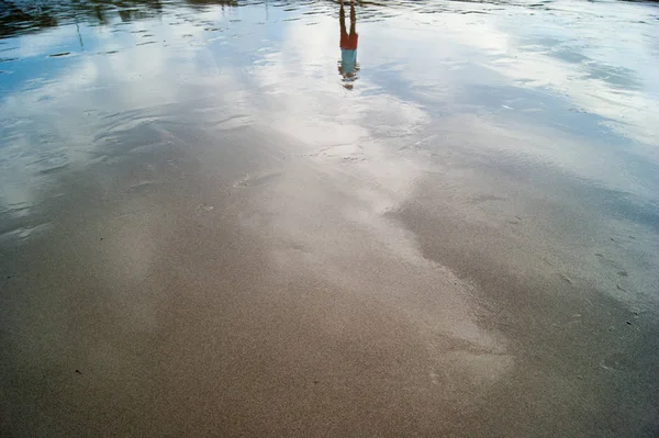 Réflexion de l'eau sur la plage — Photo