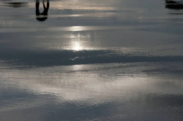 Réflexion de l'eau sur la plage — Photo