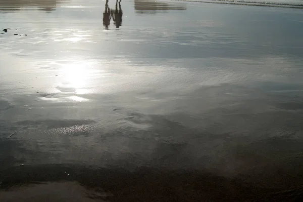 Les gens reflétés dans l'eau — Photo