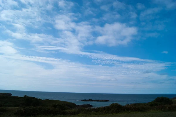 Strand mit blauem Himmel — Stockfoto