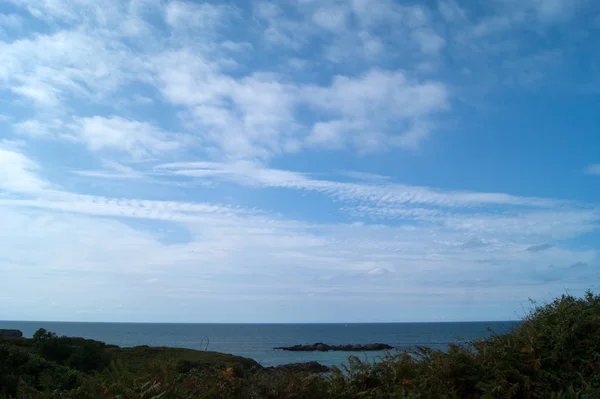 Błękitne niebo plaża — Zdjęcie stockowe