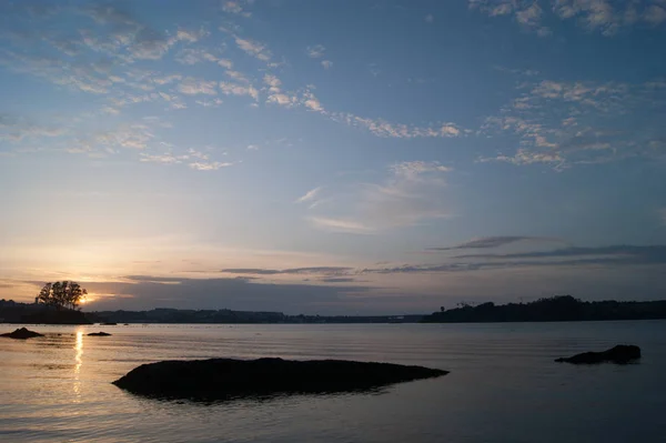 Puesta de sol sobre la isla en el río — Foto de Stock