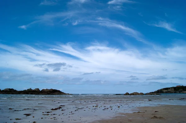 Spiaggia di cielo blu Foto Stock