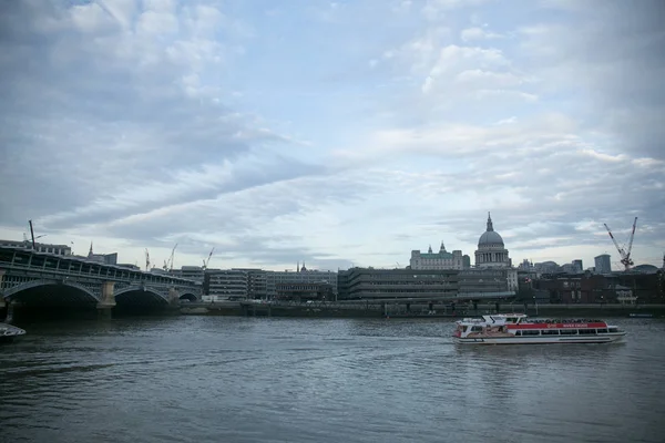 Uitzicht vanaf de Millennium bridge, Londen — Stockfoto