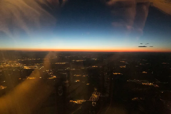 Vista do pôr do sol de uma cidade a partir de um avião — Fotografia de Stock